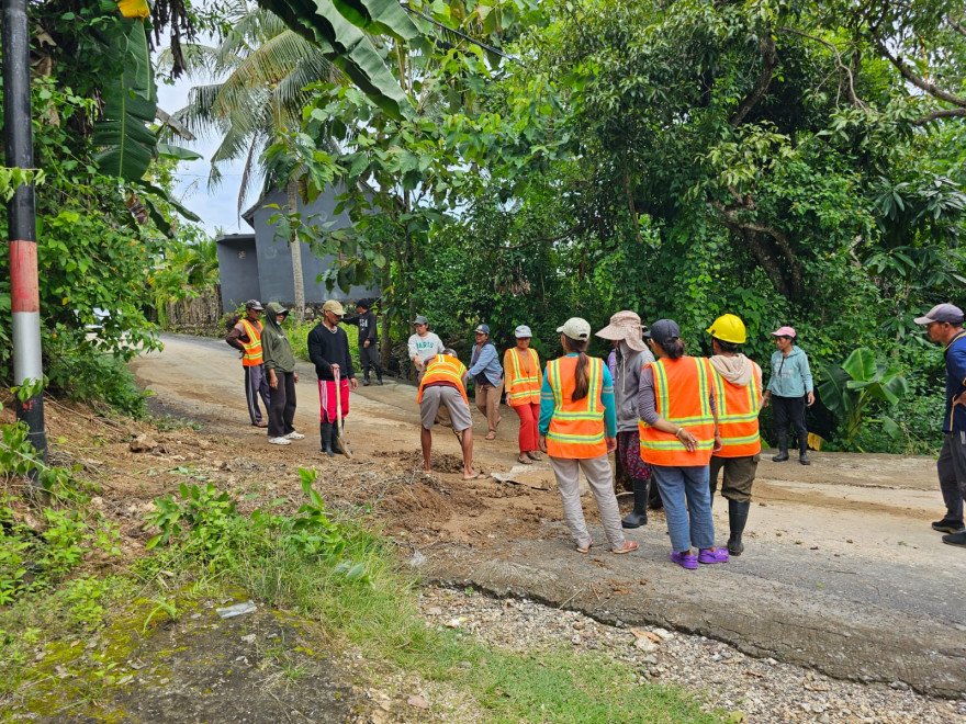 Longsor Tanah Ganggu Akses Jalan di Banjar Sebunibus